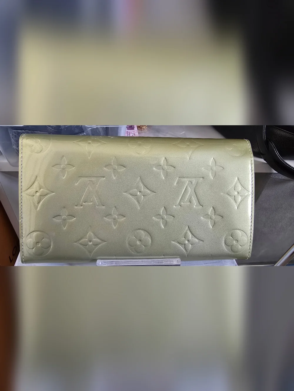 🛑SOLD🛑 Louis Vuitton Light Green Monogram Vernis Fold Wallet - Picture 2 of 3